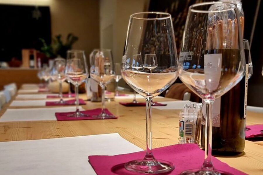 Discovering Piedmontese wines in the heart of Turin. - Breadsticks, water, and the pairing tips you can use right away