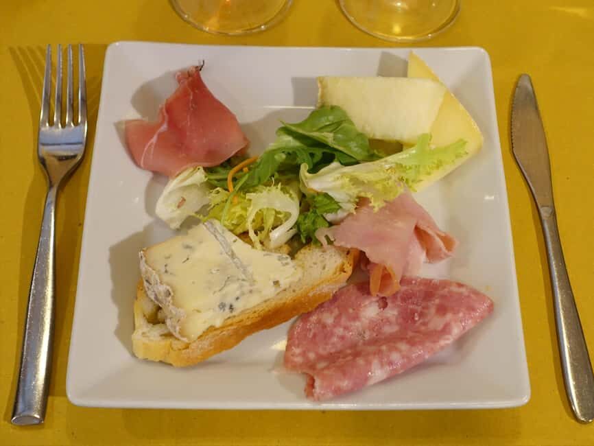 The Turin Chocolate & Wine Tasting Experience - Guides, group size, and the vibe inside the stops