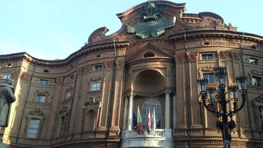 Turin: 2,5 Hour Classic Walking Tour - Palazzo Madama and the court life behind the walls