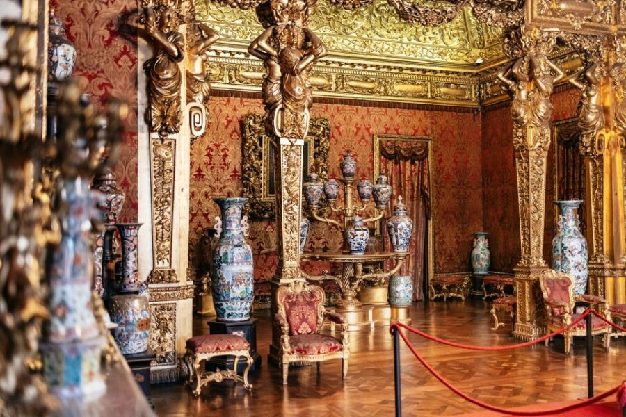 Turin: Royal Palace & City Tour Guided Experience - Languages, Group Setup, and Why Guide Quality Matters Here